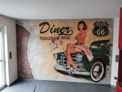 Fototapete im Retro-Stil mit Diner-Schriftzug, Route-66-Schild, grünem Oldtimer und einer Frau auf der Motorhaube.